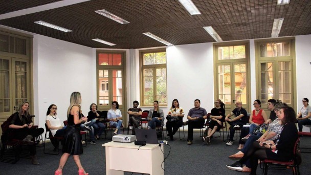 Palestra para grupo de pessoas é realizada em sala de centro cultural