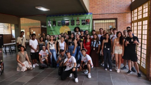 Mais de 30 jovens em foto com o rapper Nitro Di que realizou a oficina na Criatec.