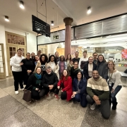 Imagem com 22 pessoas posando paera foto.