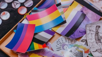 Imagens com bandeiras coloridas, s&iacute;mbolo da luta LGBTQIAPN+