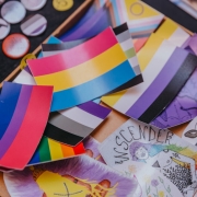 Imagens com bandeiras coloridas, s&iacute;mbolo da luta LGBTQIAPN+